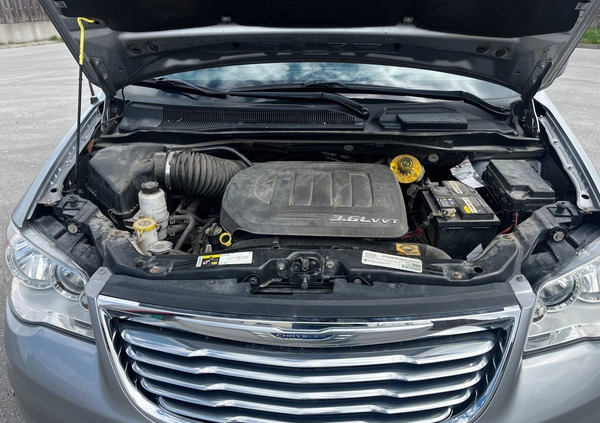 Chrysler Town &amp; Country cena 61200 przebieg: 102748, rok produkcji 2016 z Mysłowice małe 92